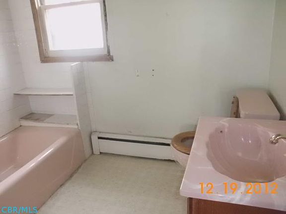 4th image of 1028 Columbus St