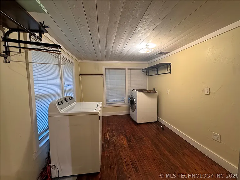 709 N 6th Ave — Photo 8