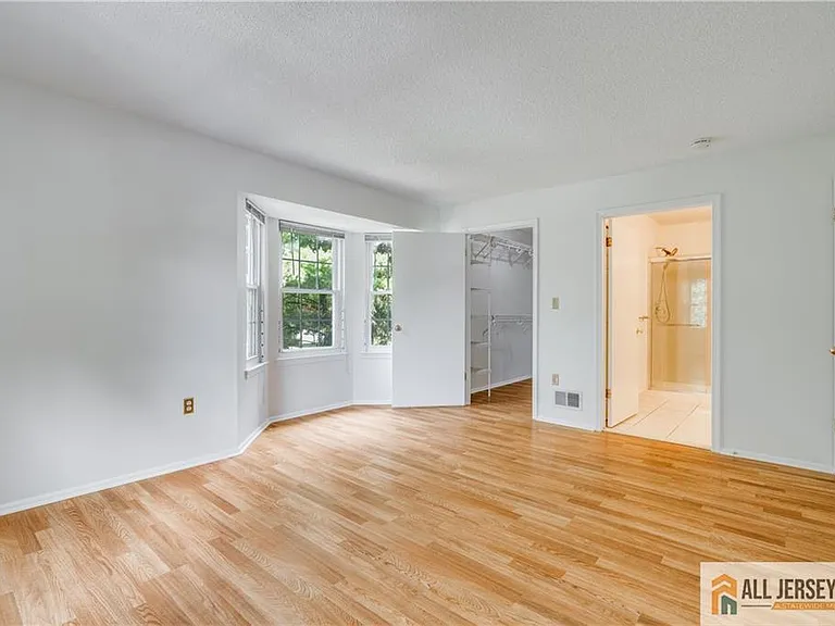 35 Brighton Way — Photo 8