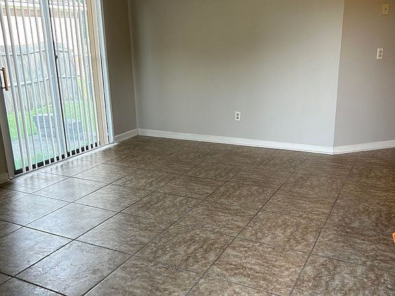 5th image of 406 Admirals Walk Dr
