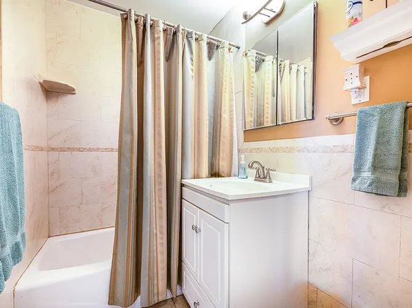 210-50 41st Ave APT 5D, Queens, NY 11361