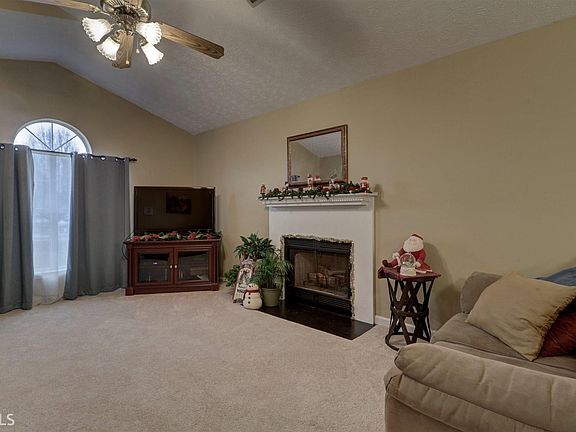 4th image of 204 Ashton Ct