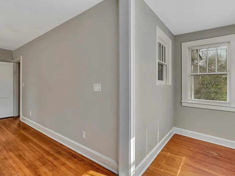 916 E 35th St — Photo 17