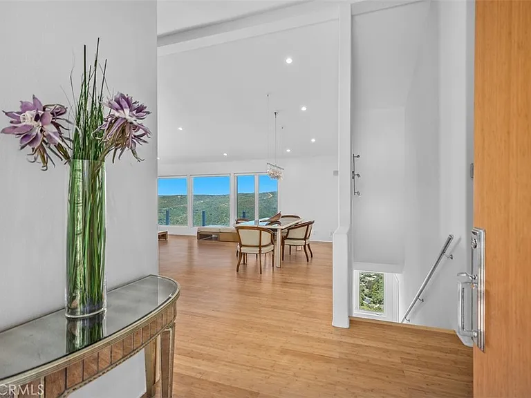 1415 Skyline Dr — Photo 3