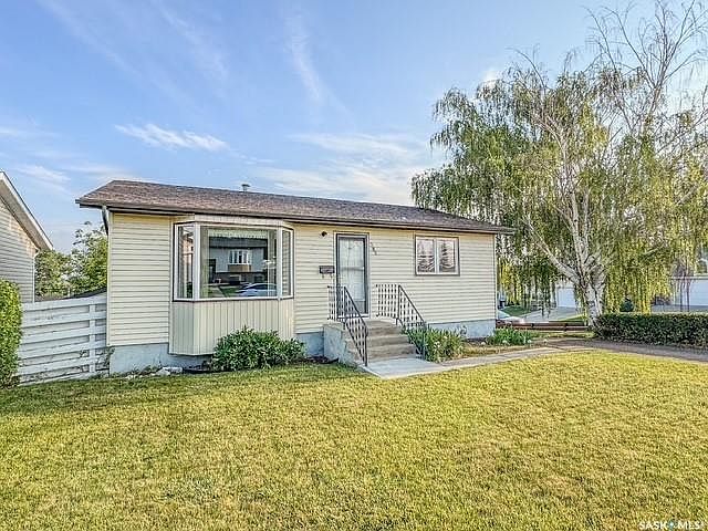1st image of 385 Aspen DRIVE
