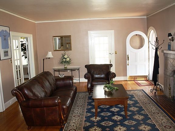 2nd image of 812 Starling Ave