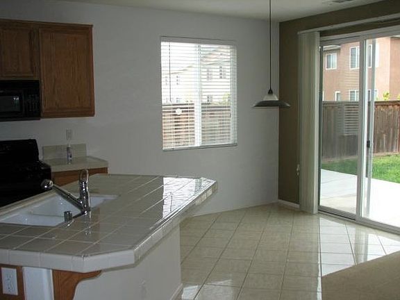 4th image of 31940 Browning St