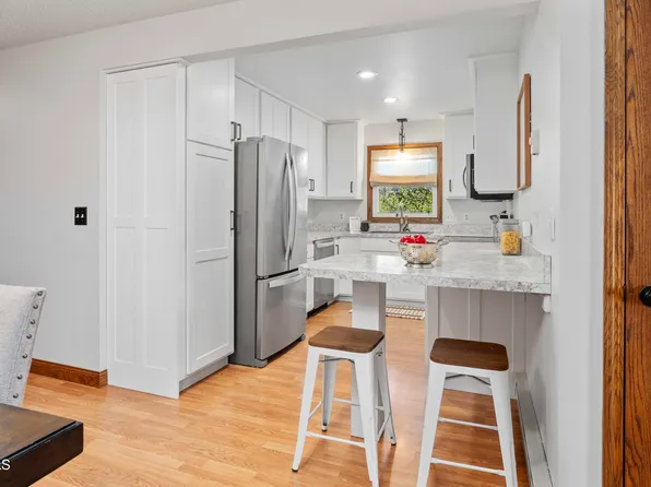 821 E Wachter Ave, Bismarck, ND 58504