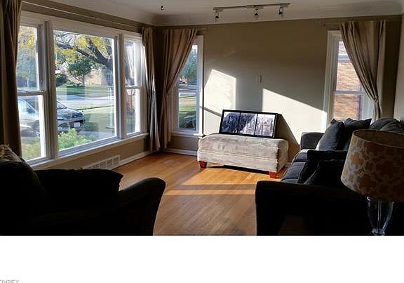 3rd image of 2825 Forestview Ave