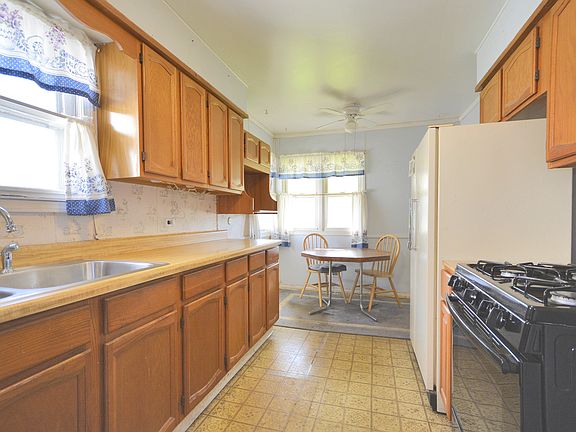 5th image of 3221 Crestwood Ln