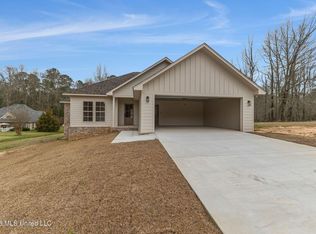 15 Briar Creek Cir, Laurel, MS 39440