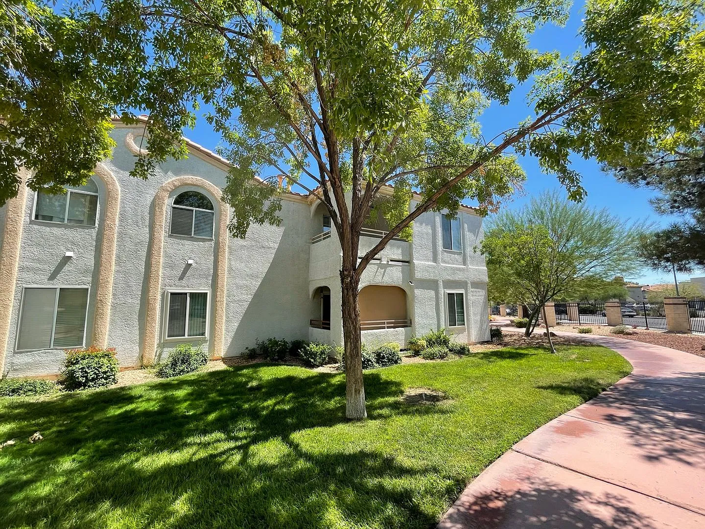 Welcome home to this gorgeous 3 bedroom 2 bath condo with 2 car garage! — Photo 1