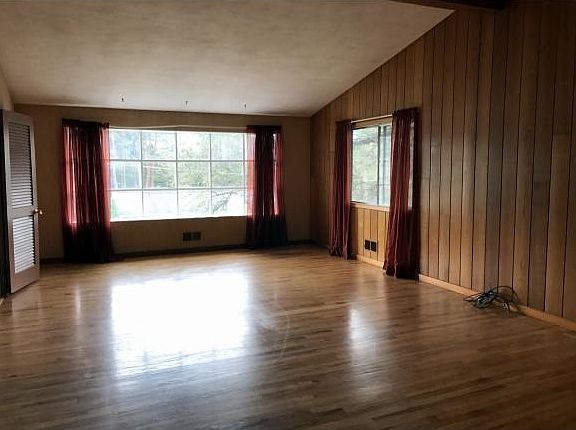 5th image of 3721 Wildwood Dr