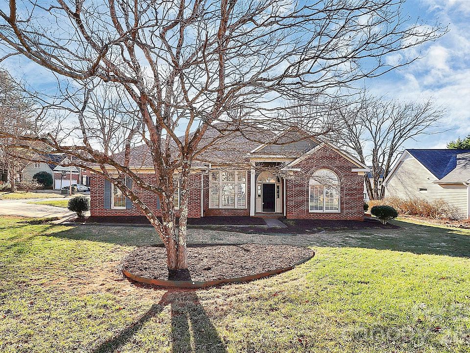 1st image of 471 Runnymede Dr