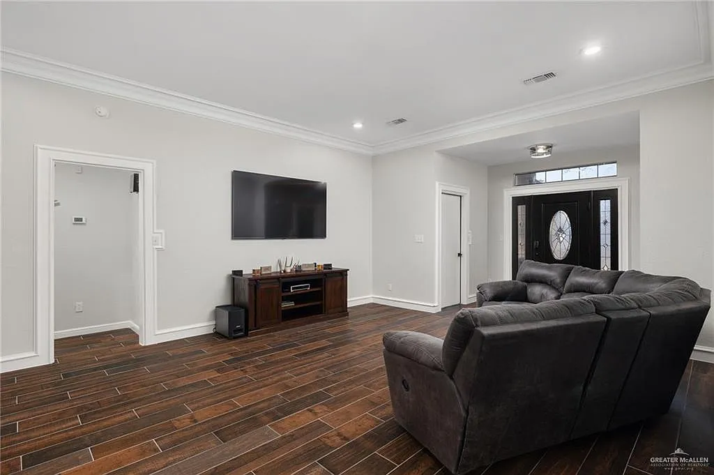 3 bed, 2.5 bath, 1888 sqft, $2,400 — Photo 3