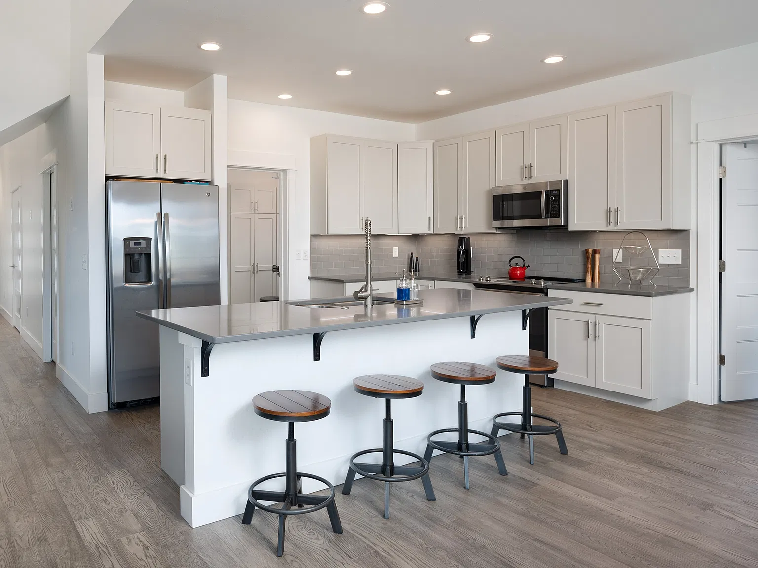 4 bed, 2620 sqft, $4,500 — Photo 3