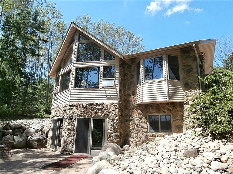 1st image of 3070 Lake Dr
