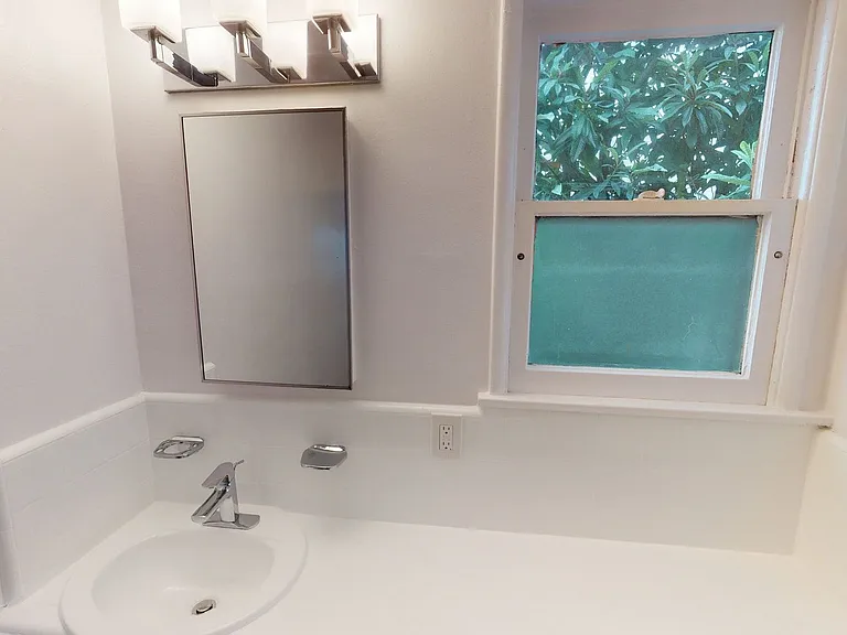 Rowena Avenue Apartments — Photo 14