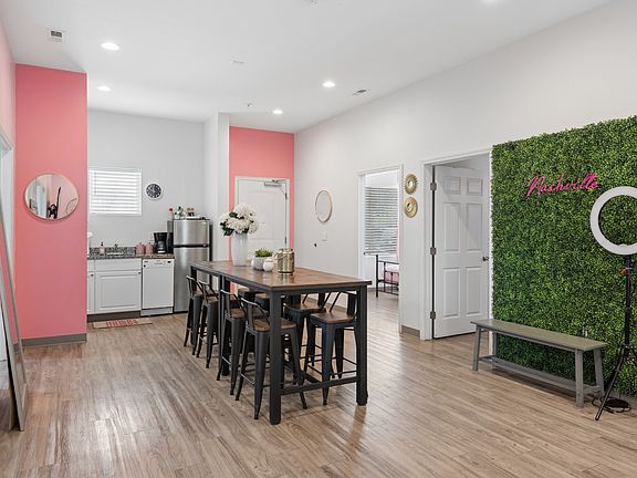 5th image of 941 Main St #105