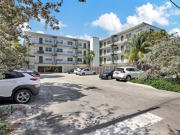 2nd image of 609 NE 13th Ave APT 301