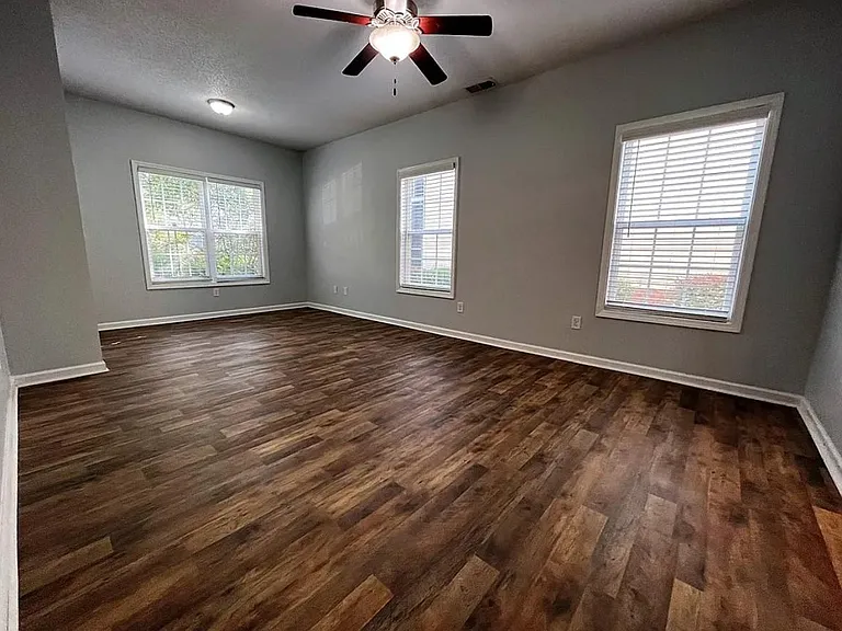 313 Castleburg Ln — Photo 11