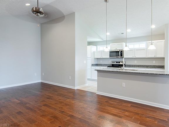 3rd image of 2155 Glade Dr SE