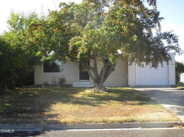 213 6th St NE, Watford City, ND 58854