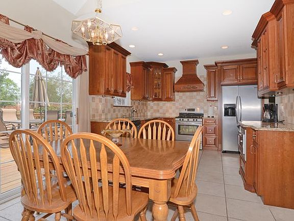4th image of 20 Clover Meadow Ct