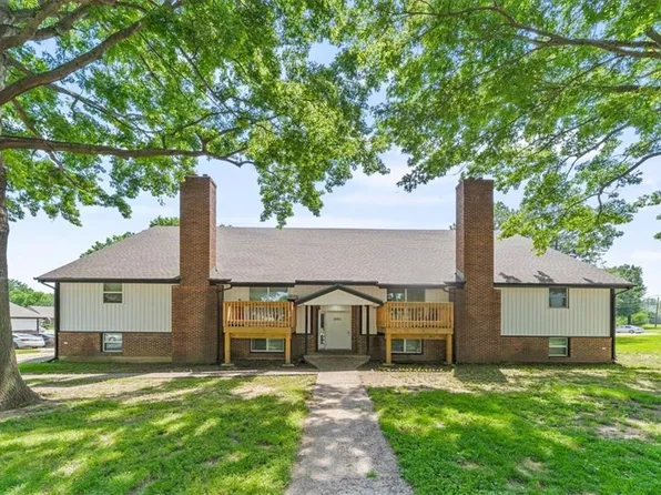 1001 Twin Oaks Ter, Harrisonville, MO 64701