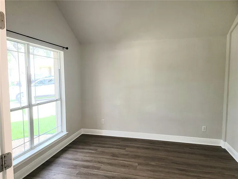 2833 Checker Dr — Photo 4