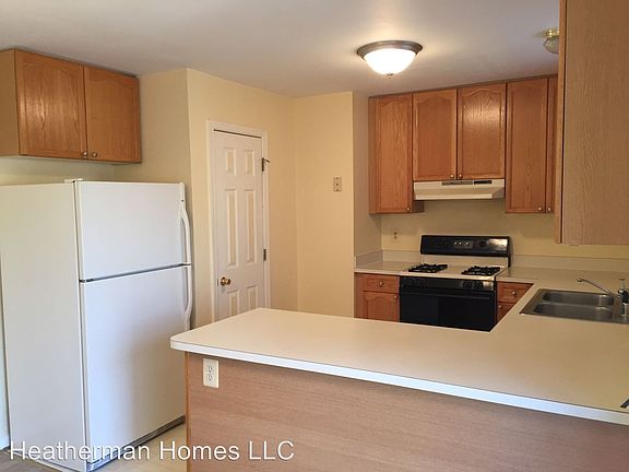 3rd image of 405 Backridge Ct