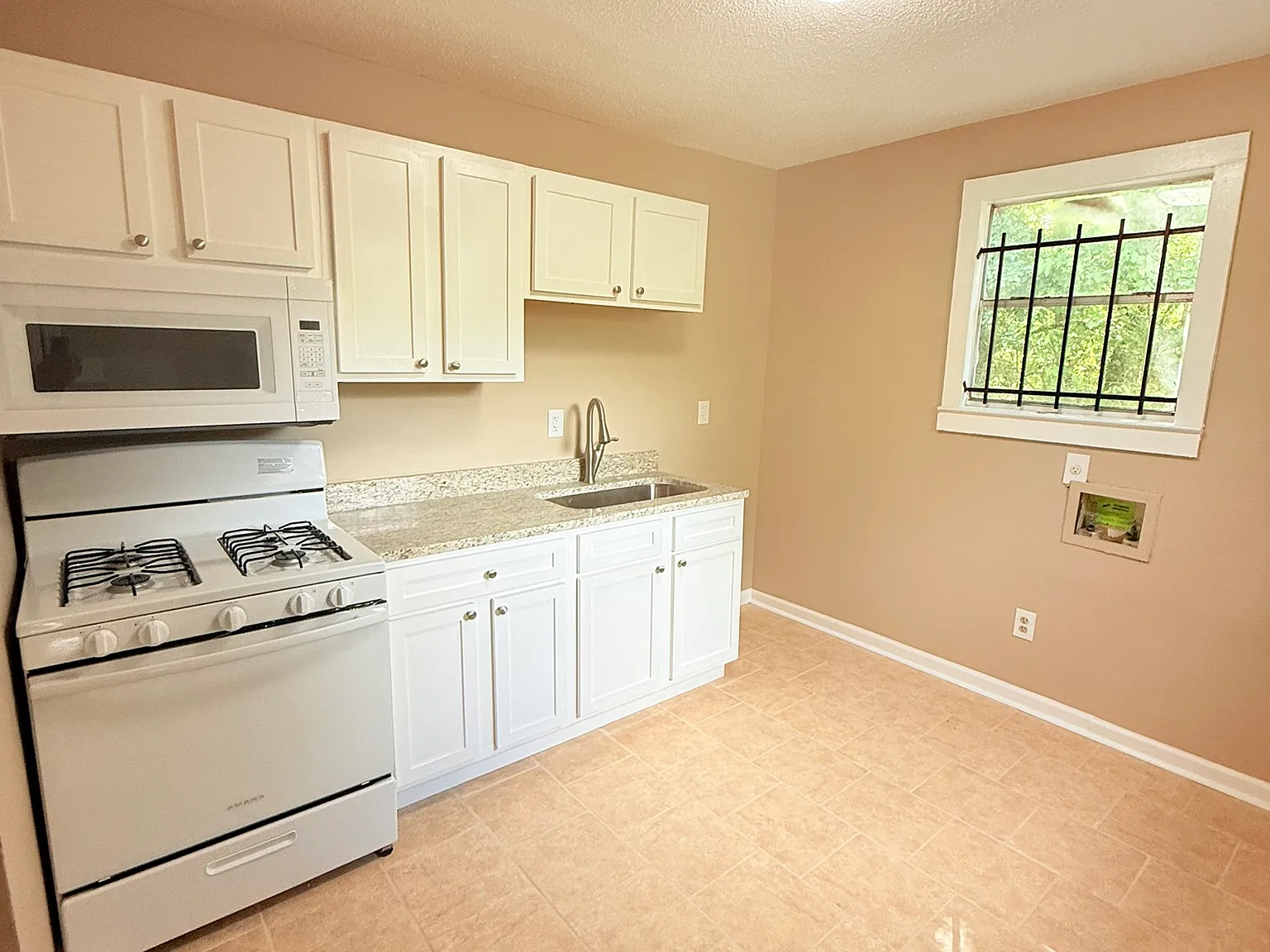 3 bed, 780 sqft, $1,000 — Photo 2