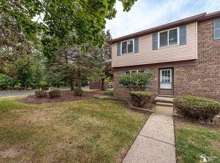 261 Sheffield Dr, Saline, MI 48176