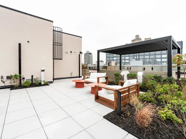 376 Bedford Avenue image 19 of 23