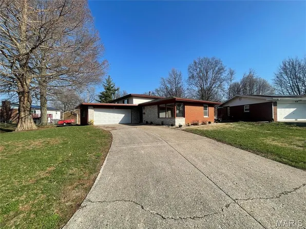 40 Rugby Dr, Belleville, IL 62226