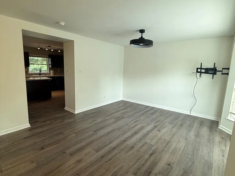 4 Coachlight Dr #4 — Photo 2