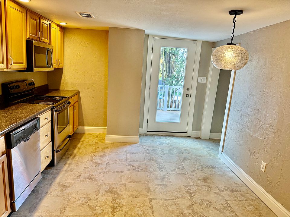LARGE eat-in Kitchen