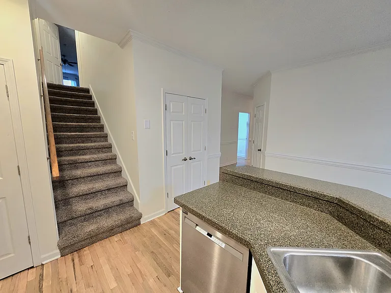 735 Courtland Ave — Photo 20
