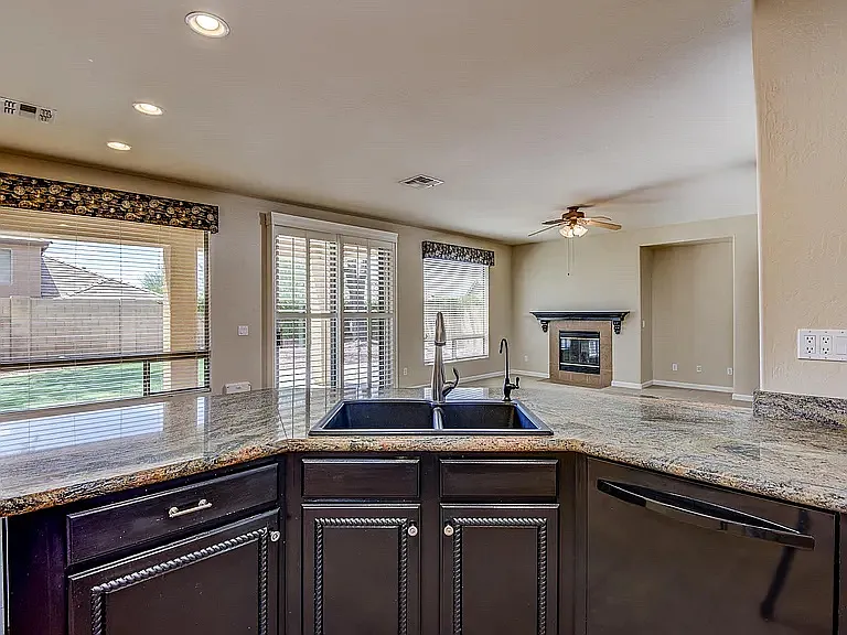 4 bed, 2803 sqft, $3,000 — Photo 3
