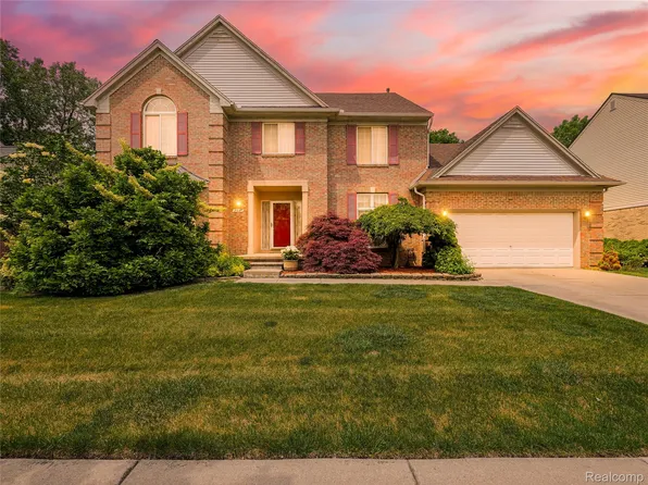 2931 Briarwood Dr, Troy, MI 48085