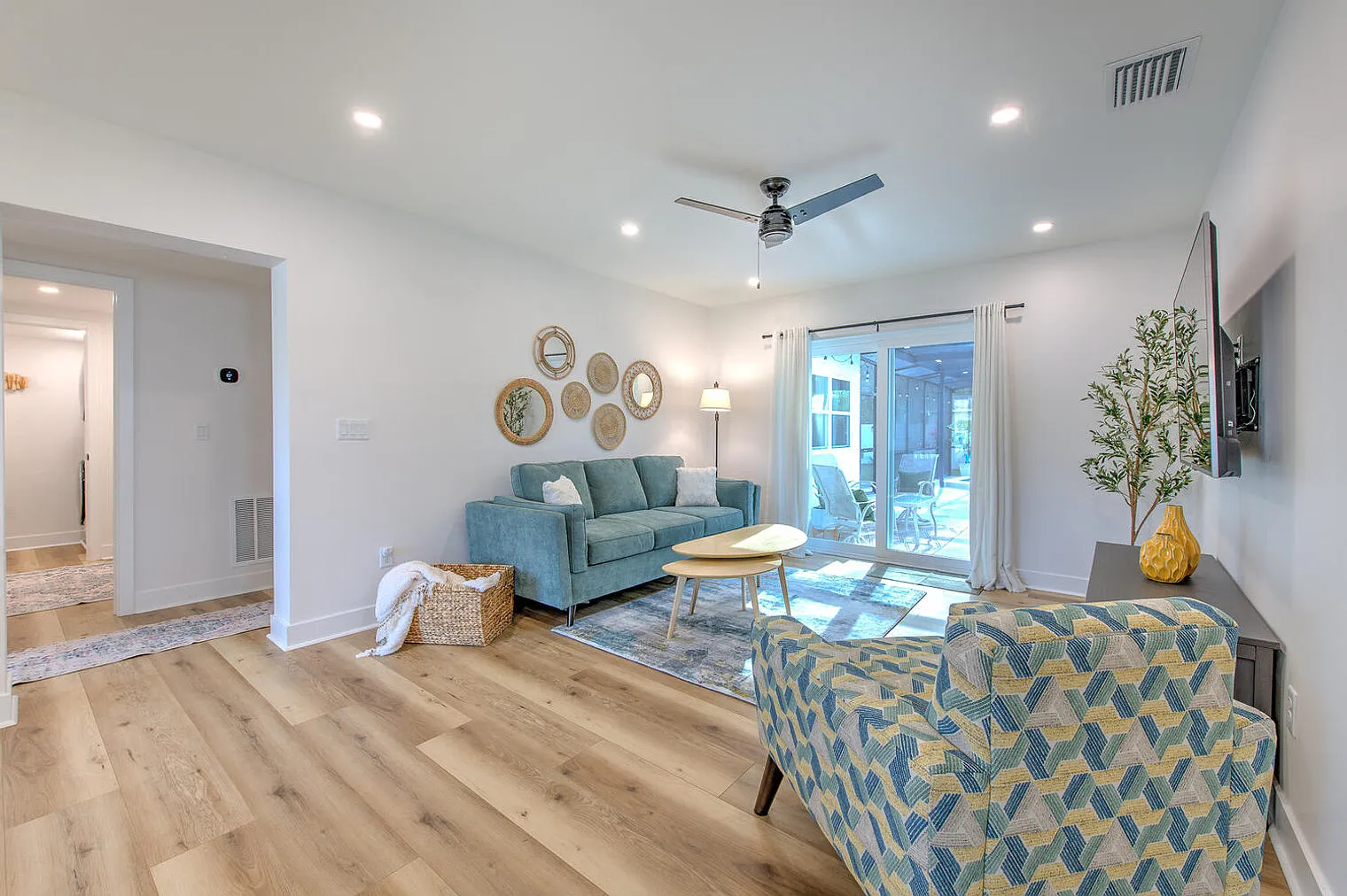 3 bed, 2.0 bath, 1420 sqft, $8,225 — Photo 2