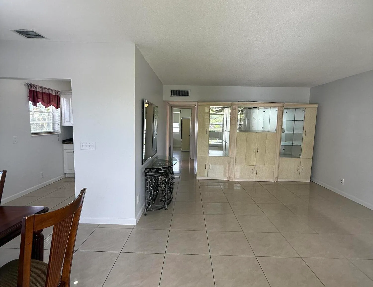 2 bed, 1.5 bath, 798 sqft, $1,475 — Photo 2