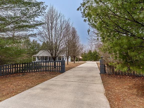 3rd image of 82 Castle Cir