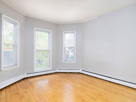 3rd image of 139 Bowdoin St