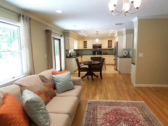 5th image of 41 Sunderland Ln