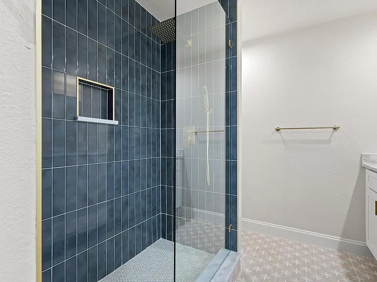 3327 Carriage Cir — Photo 32
