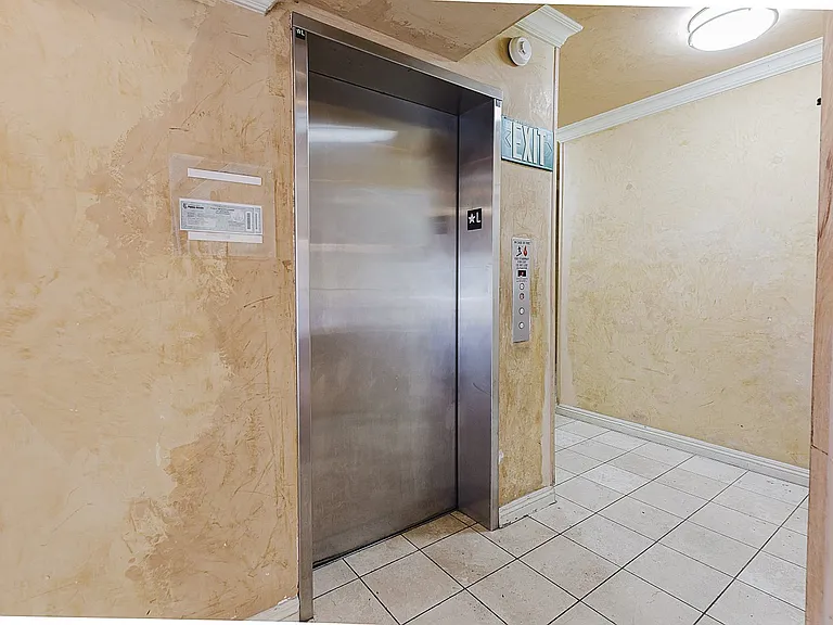 1154 S Barrington Ave — Photo 25