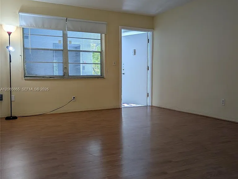 900 Tallwood Ave #305 — Photo 4