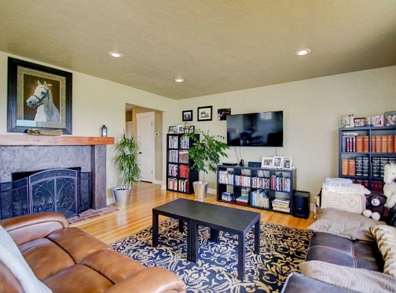 5th image of 902 S Fernside Dr