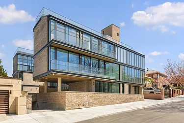 18-11 21 Drive in Ditmars-Steinway